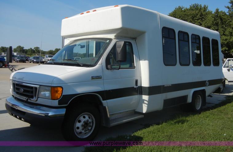 image for item D9805 2006 Ford E450 Super Duty transit bus