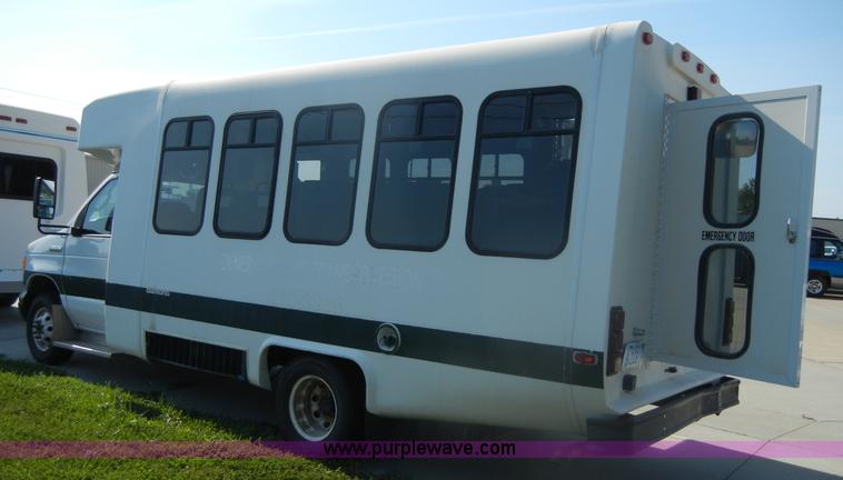 image for item D9805 2006 Ford E450 Super Duty transit bus