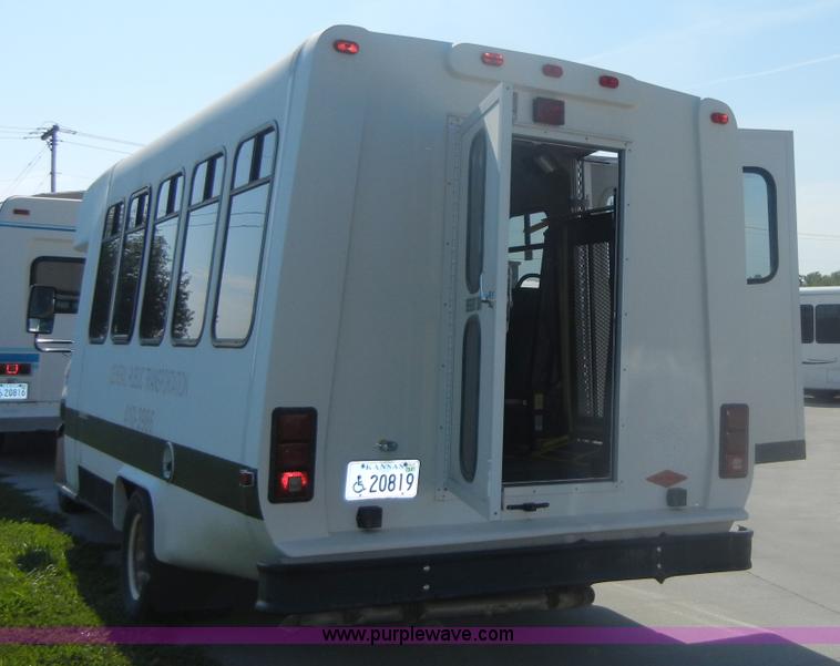 image for item D9805 2006 Ford E450 Super Duty transit bus