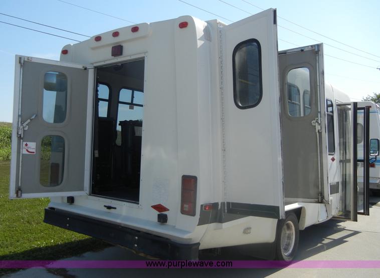 image for item D9805 2006 Ford E450 Super Duty transit bus