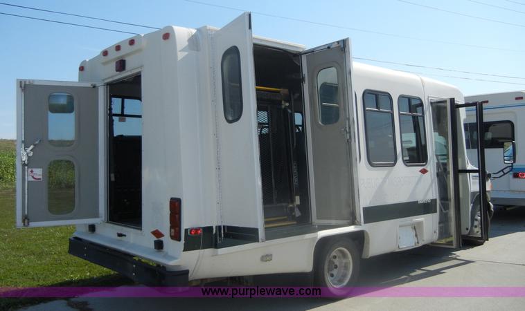 image for item D9805 2006 Ford E450 Super Duty transit bus