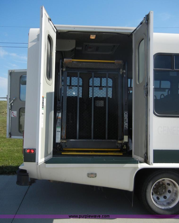 image for item D9805 2006 Ford E450 Super Duty transit bus