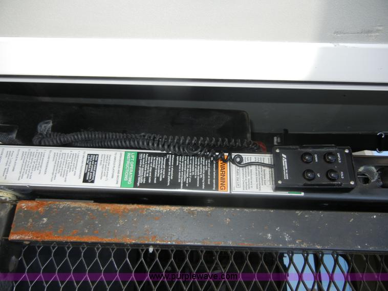 image for item D9805 2006 Ford E450 Super Duty transit bus