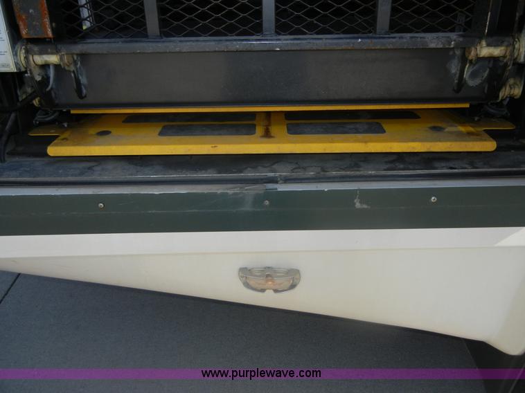 image for item D9805 2006 Ford E450 Super Duty transit bus