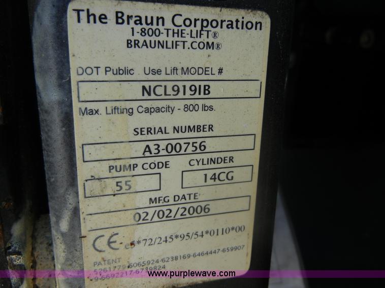 image for item D9805 2006 Ford E450 Super Duty transit bus