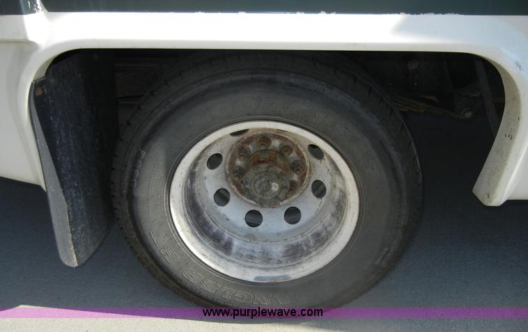 image for item D9805 2006 Ford E450 Super Duty transit bus