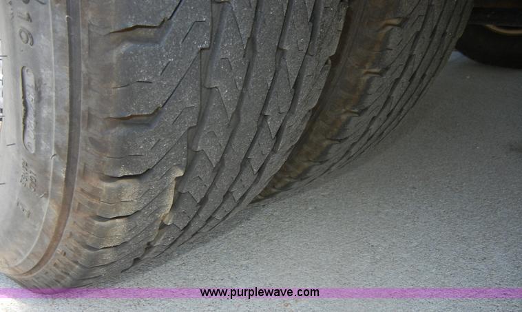 image for item D9805 2006 Ford E450 Super Duty transit bus