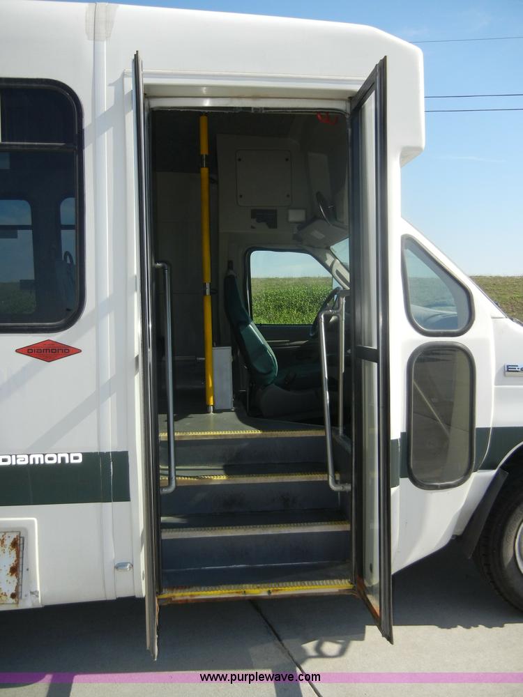image for item D9805 2006 Ford E450 Super Duty transit bus