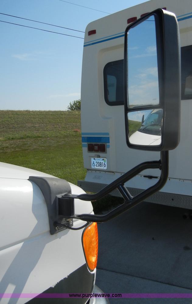 image for item D9805 2006 Ford E450 Super Duty transit bus