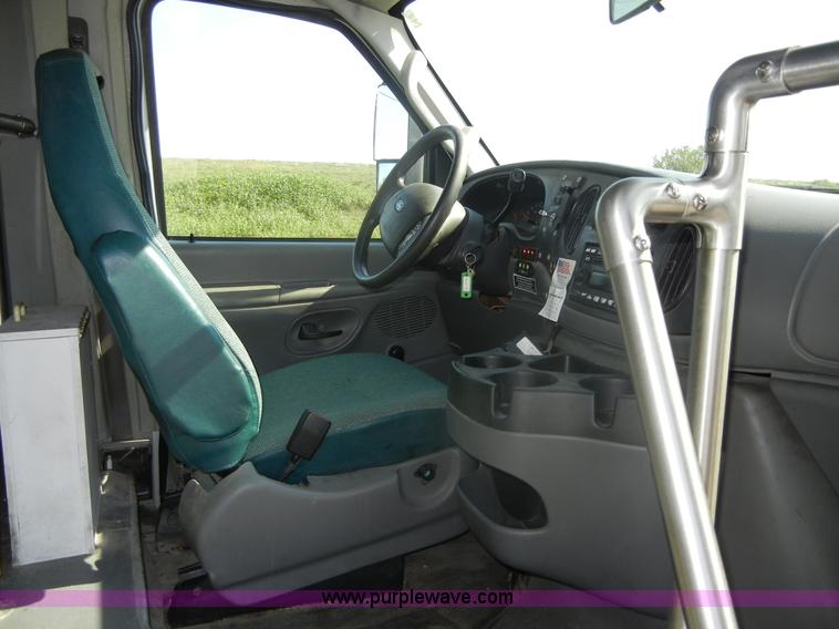 image for item D9805 2006 Ford E450 Super Duty transit bus
