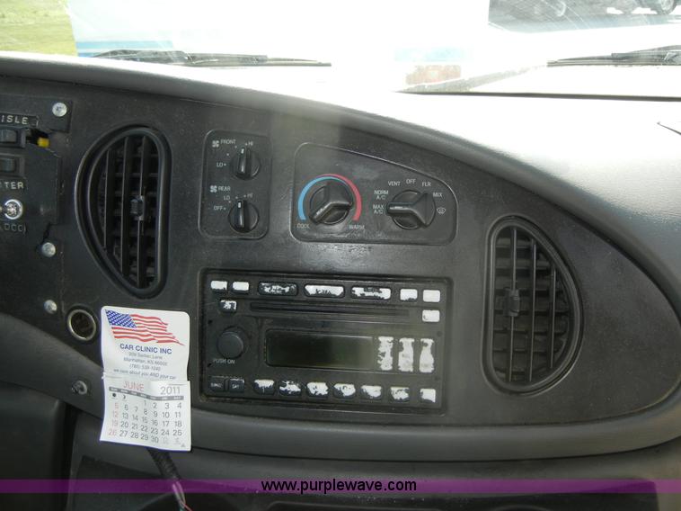 image for item D9805 2006 Ford E450 Super Duty transit bus