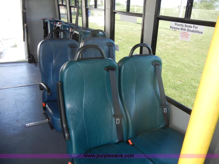 image for item D9805 2006 Ford E450 Super Duty transit bus