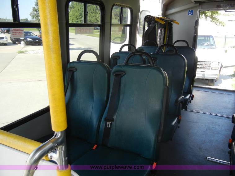 image for item D9805 2006 Ford E450 Super Duty transit bus