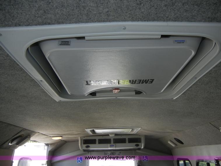 image for item D9805 2006 Ford E450 Super Duty transit bus