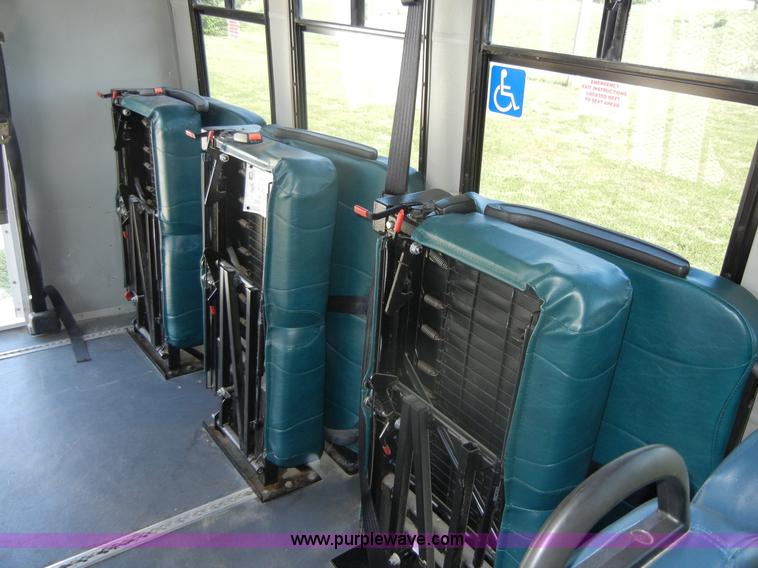 image for item D9805 2006 Ford E450 Super Duty transit bus