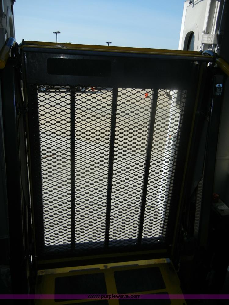 image for item D9805 2006 Ford E450 Super Duty transit bus