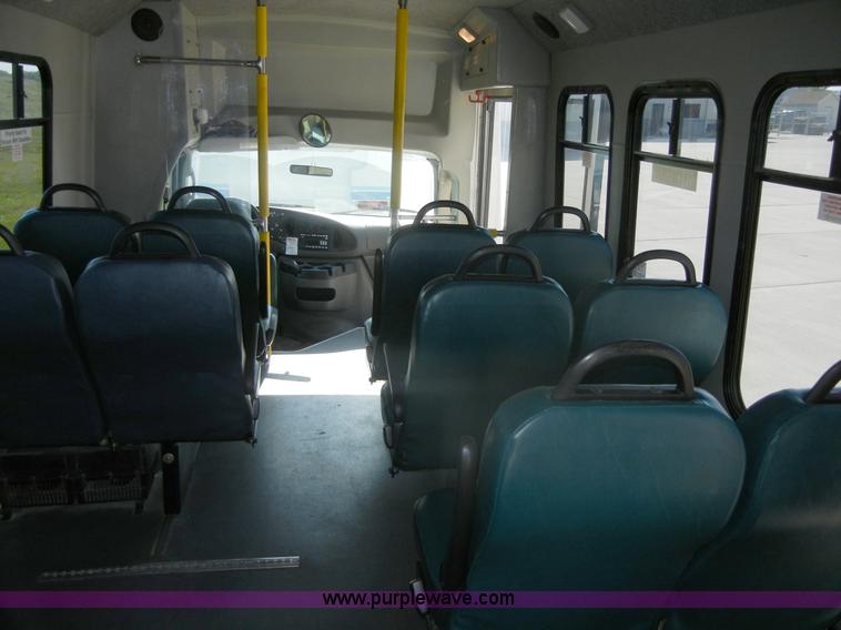image for item D9805 2006 Ford E450 Super Duty transit bus