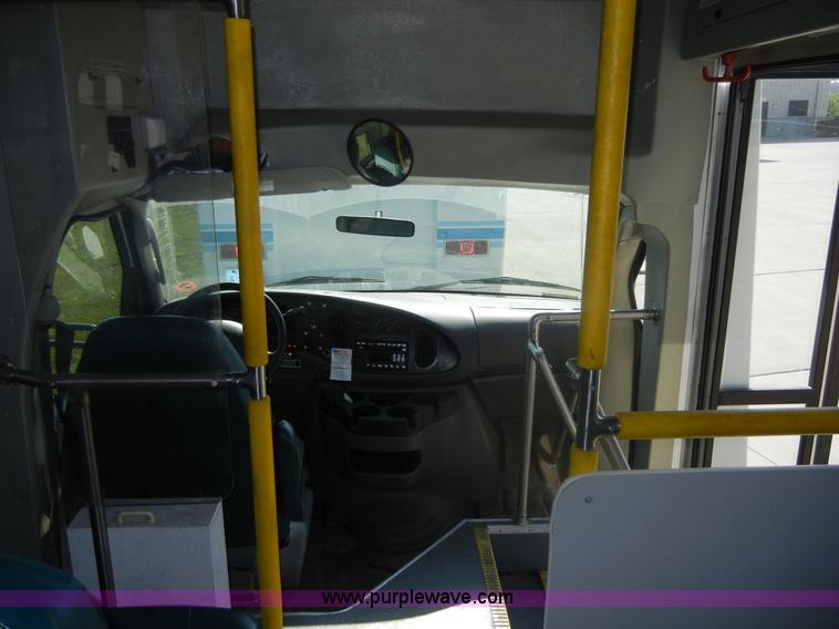 image for item D9805 2006 Ford E450 Super Duty transit bus