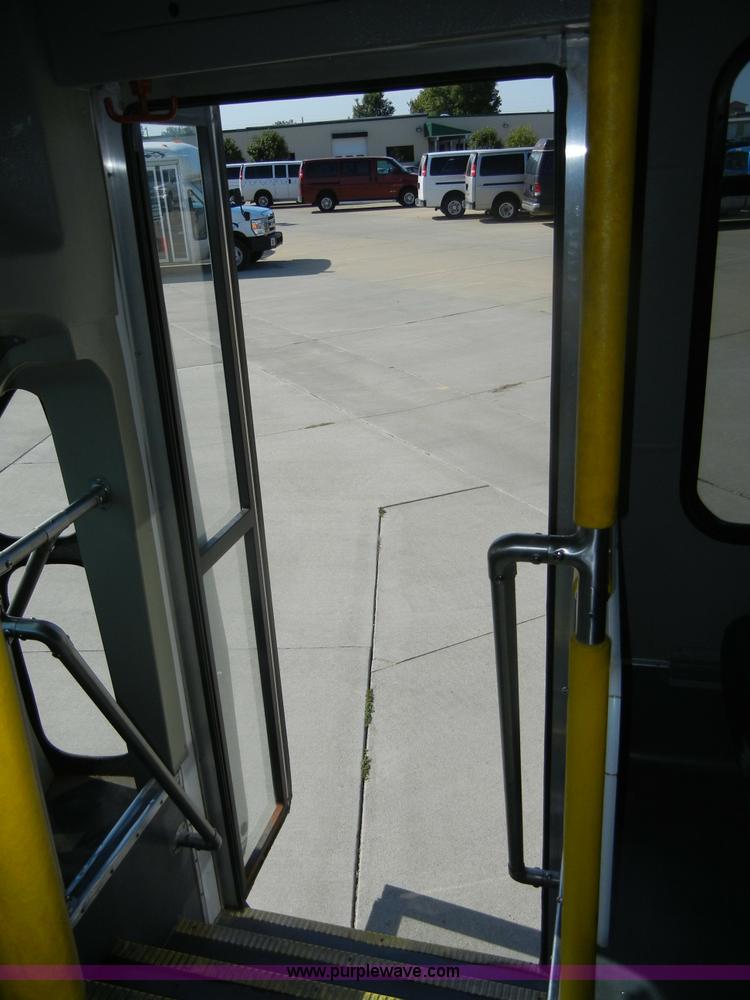 image for item D9805 2006 Ford E450 Super Duty transit bus