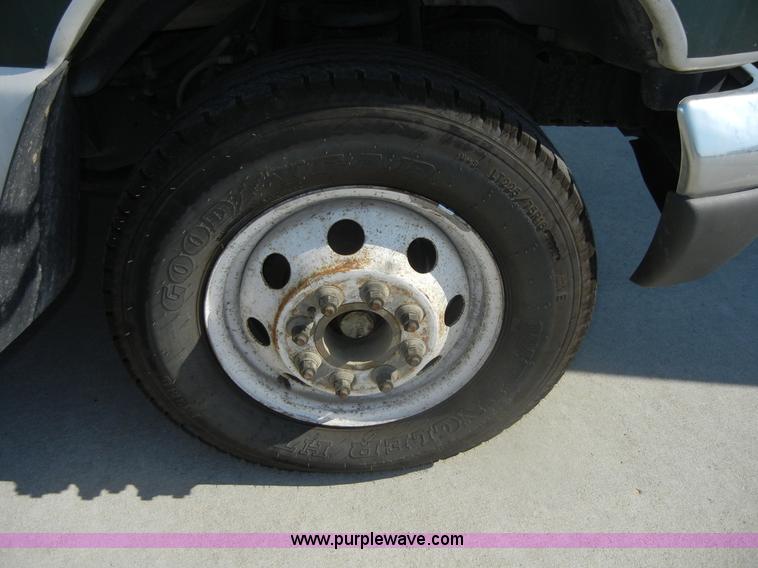 image for item D9805 2006 Ford E450 Super Duty transit bus