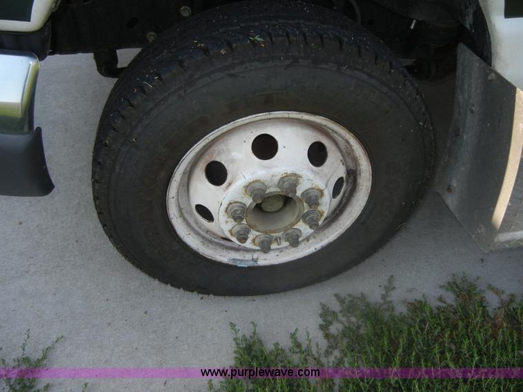 image for item D9805 2006 Ford E450 Super Duty transit bus