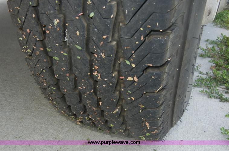 image for item D9805 2006 Ford E450 Super Duty transit bus