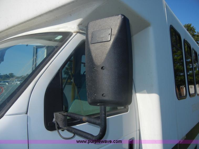 image for item D9805 2006 Ford E450 Super Duty transit bus