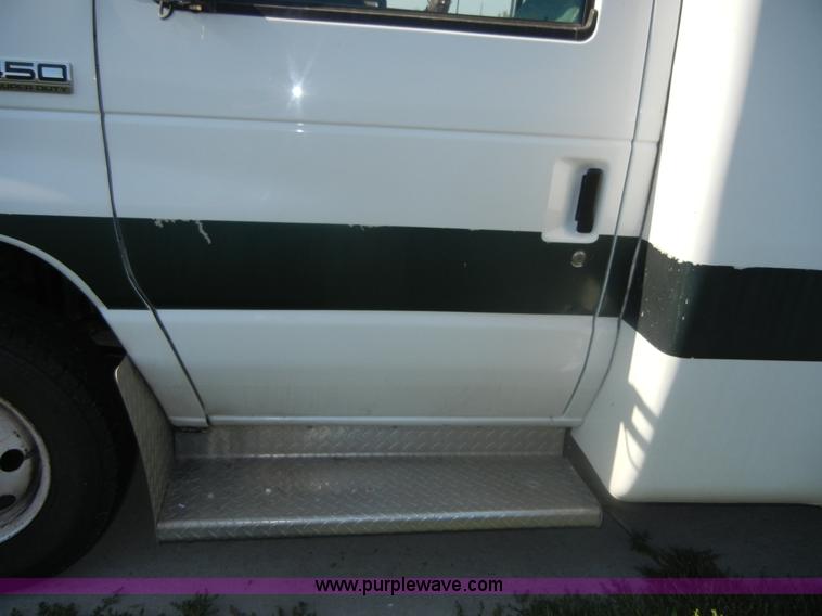 image for item D9805 2006 Ford E450 Super Duty transit bus