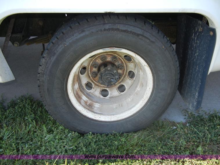 image for item D9805 2006 Ford E450 Super Duty transit bus