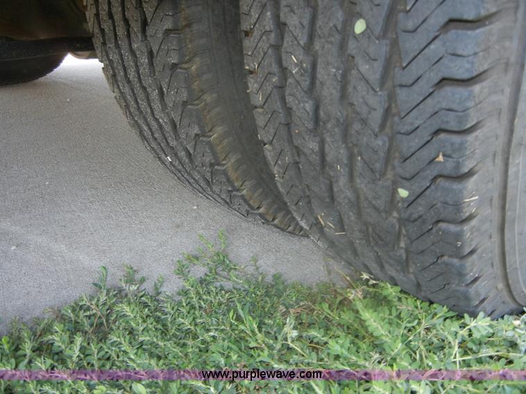 image for item D9805 2006 Ford E450 Super Duty transit bus