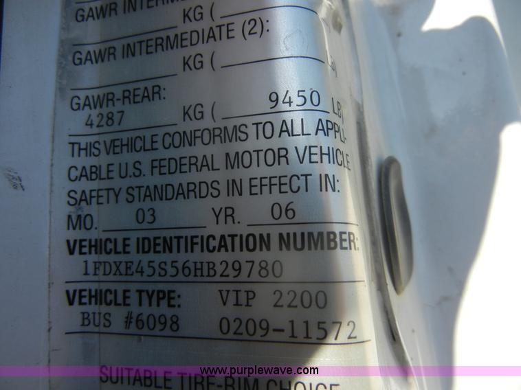 image for item D9805 2006 Ford E450 Super Duty transit bus