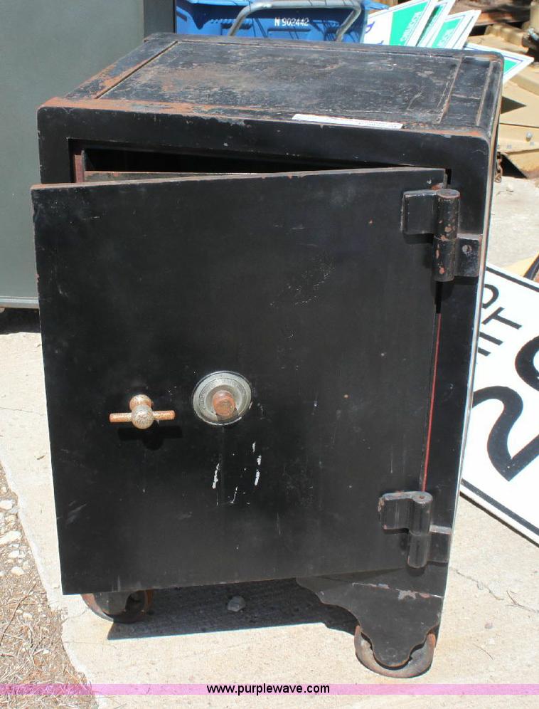 image for item F9822 Combination safe