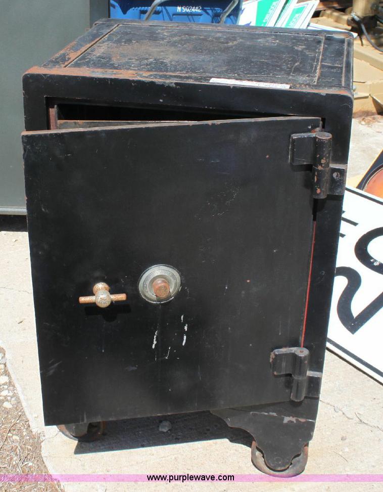 image for item F9822 Combination safe
