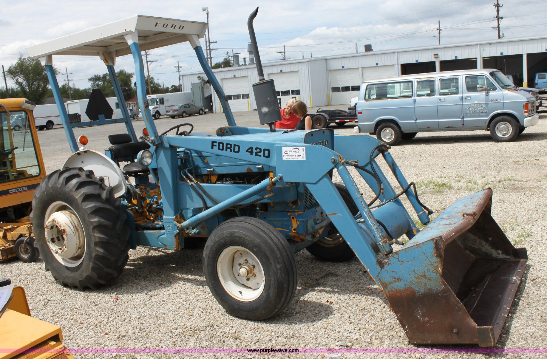 Ford 420 tractor in Hutchinson, MO Item A2676 sold Purple Wave
