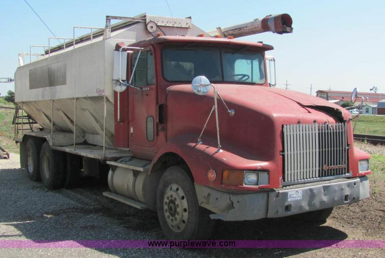 image for item A2696 1991 International 9400 grain truck