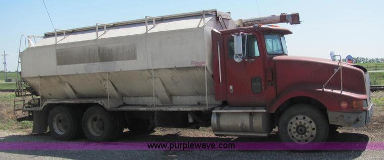 image for item A2696 1991 International 9400 grain truck