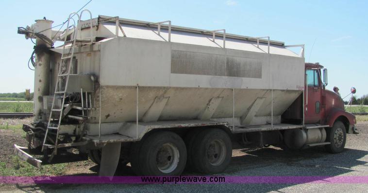 image for item A2696 1991 International 9400 grain truck