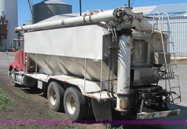 image for item A2696 1991 International 9400 grain truck