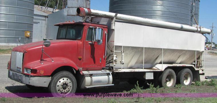 image for item A2696 1991 International 9400 grain truck
