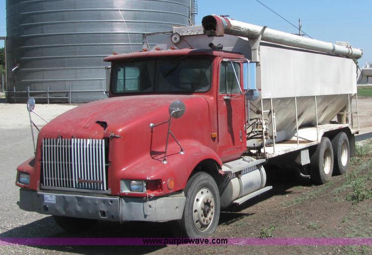 image for item A2696 1991 International 9400 grain truck