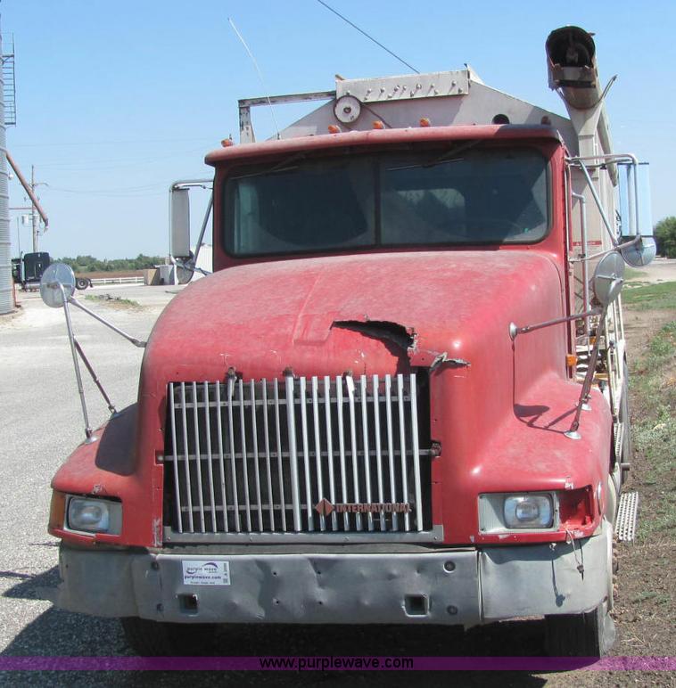 image for item A2696 1991 International 9400 grain truck
