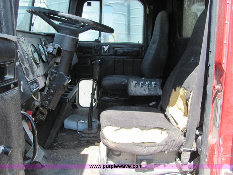 image for item A2696 1991 International 9400 grain truck