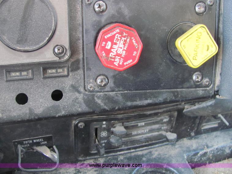 image for item A2696 1991 International 9400 grain truck