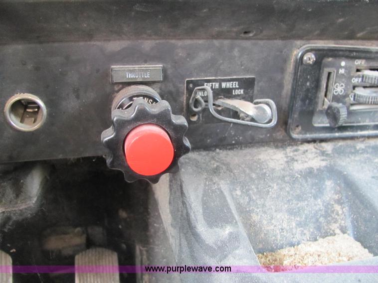 image for item A2696 1991 International 9400 grain truck