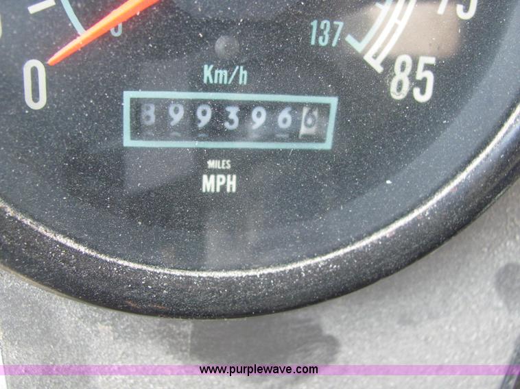 image for item A2696 1991 International 9400 grain truck