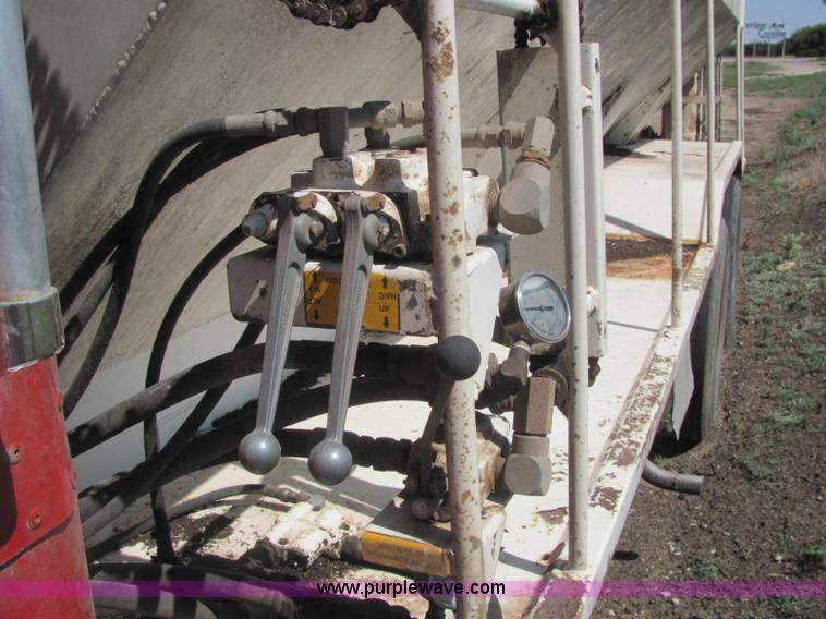 image for item A2696 1991 International 9400 grain truck