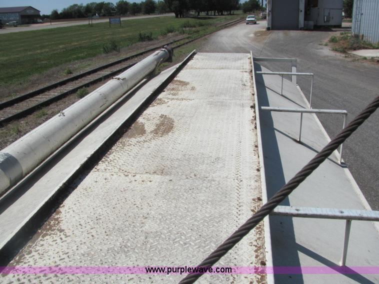 image for item A2696 1991 International 9400 grain truck