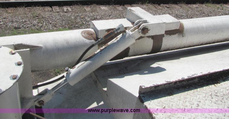 image for item A2696 1991 International 9400 grain truck