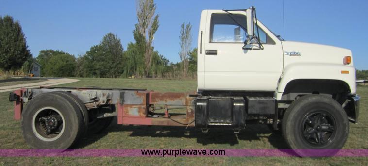 image for item A4705 1991 GMC TopKick truck cab and chassis