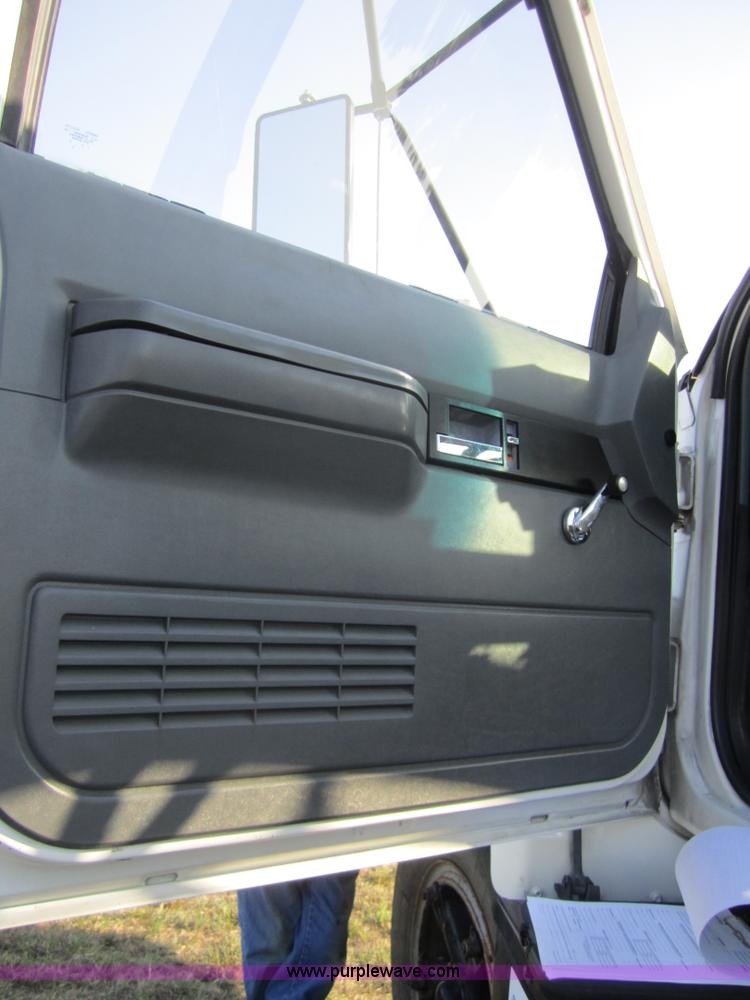 image for item A4705 1991 GMC TopKick truck cab and chassis